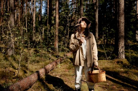 Portrait of Asta Petrus, Pilzesammeln im Wald bei Vilnius