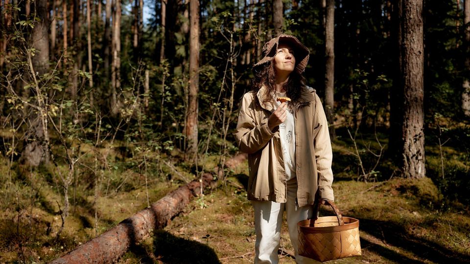 Portrait of Asta Petrus, Pilzesammeln im Wald bei Vilnius