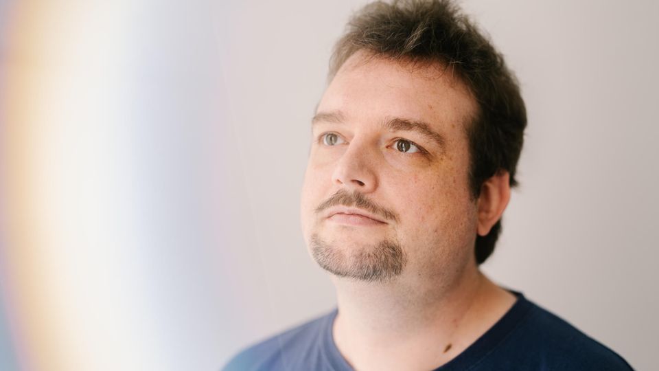 Autismus: Jochen Saige blickt in die Kamera