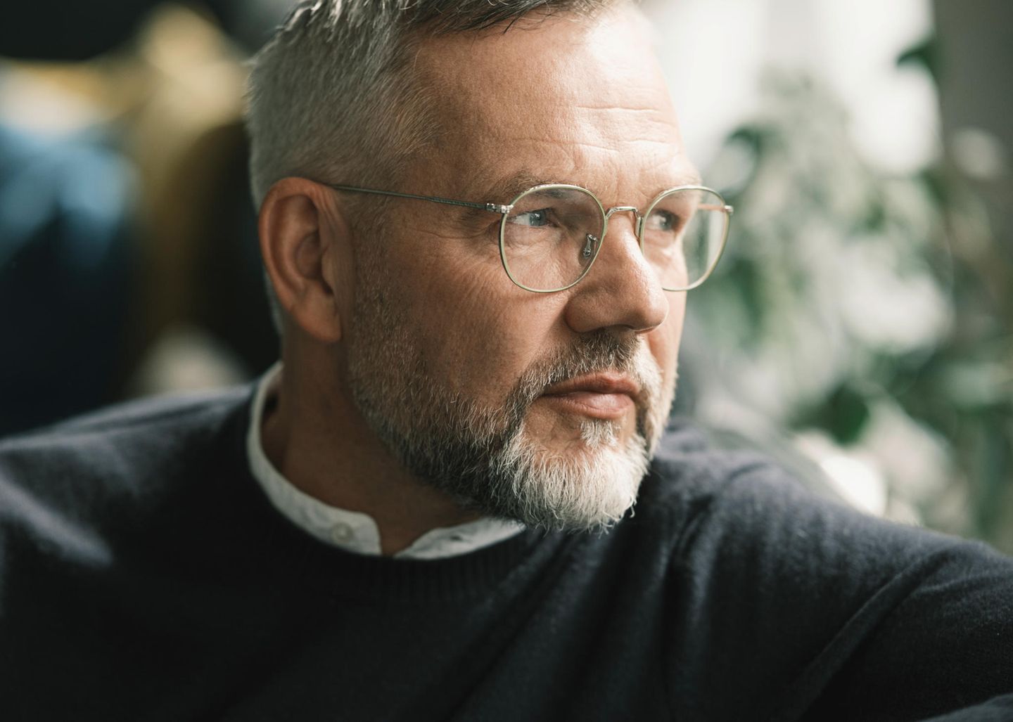Erschöpfung und Burnout: SPD-Politiker Michael Roth schaut nachdenklich aus dem Fenster