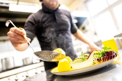 Fertigessen wird immer gängiger - auch in Restaurants. Spitzenkoch Jan Philip Stöver verrät woran ihr wirklich frisches Essen erkennt und wie ihr nicht in die Conveniencefood-Falle tappt.