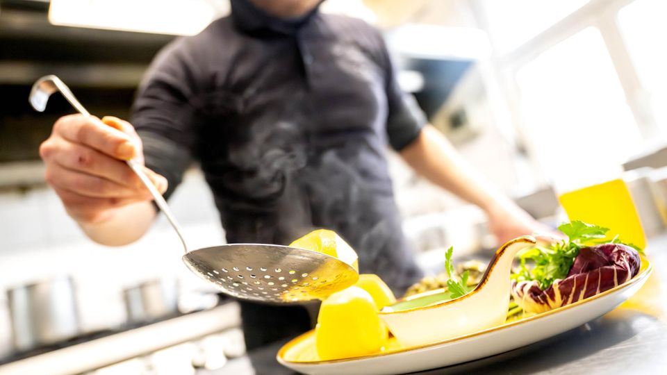 Fertigessen wird immer gängiger - auch in Restaurants. Spitzenkoch Jan Philip Stöver verrät woran ihr wirklich frisches Essen erkennt und wie ihr nicht in die Conveniencefood-Falle tappt.