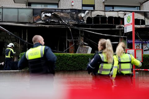 Polizisten stehen vor dem zerstörten Café in Köln