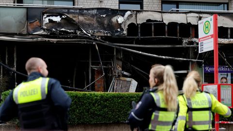 Polizisten stehen vor dem zerstörten Café in Köln