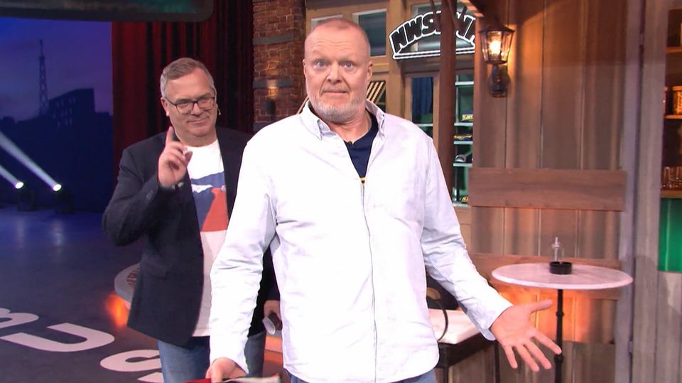 In seiner neuen Show verliert Raab prompt gegen einen Kandidaten – und gibt dem Moderator und Kollegen Elton die Schuld. Elton erklärt im Video, wie der Streit endete.