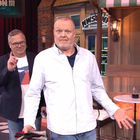 In seiner neuen Sendung verliert Raab prompt gegen einen Kandidaten – und sieht die Schuld dafür bei Moderator und Kollege Elton. Wie der Streit ausging, erzählt Elton im Video.