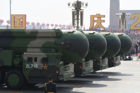 Atomwaffenfähige Interkontinentalraketen bei Militärparade 2019