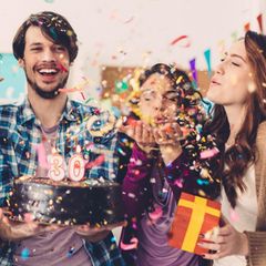 Ein Mann bekommt Geschenke zum 30. Geburtstag.