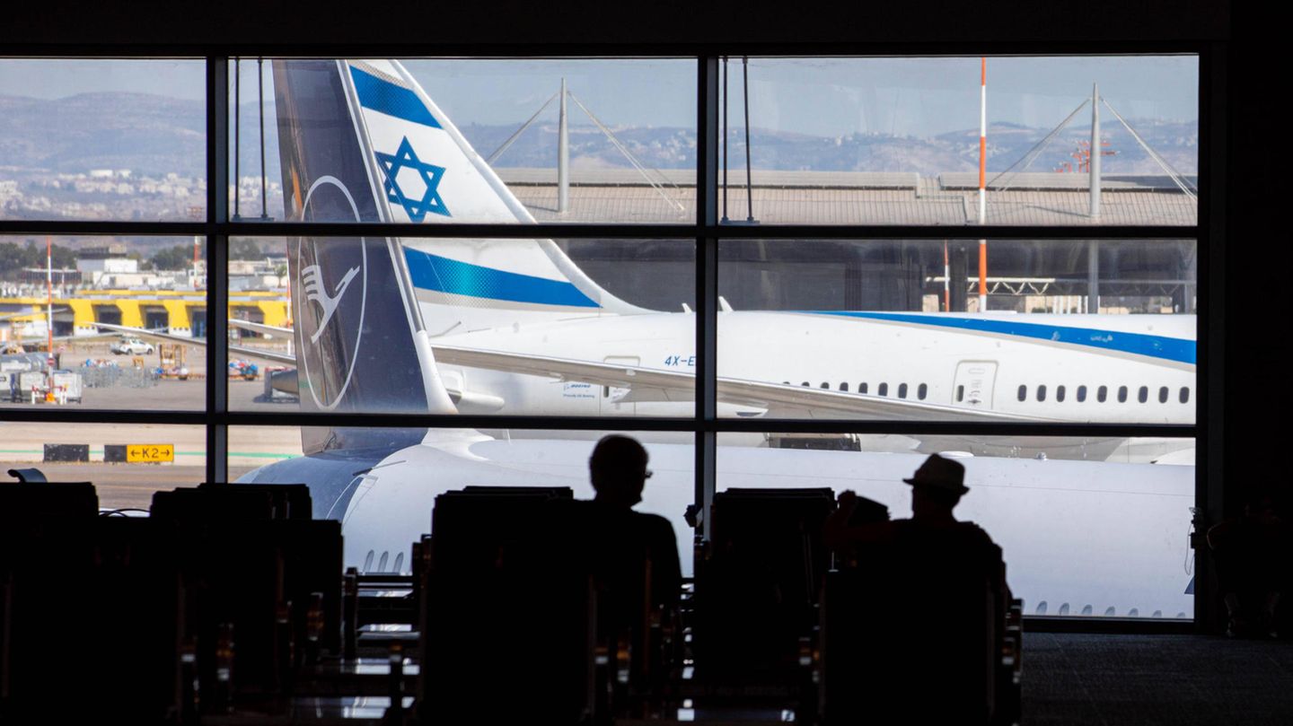 Angesichts der angespannten Sicherheitslage im Nahen Osten fliegt die Lufthansa weiterhin nicht nach Israel und Iran. Bis einschließlich 14. Oktober würden Flüge nach Tel Aviv und in die iranische Hauptstadt Teheran gestrichen, teilte die Airline mit. Der israelische und der iranische Luftraum sollen bis dahin umflogen werden. Die Flüge in die libanesische Hauptstadt Beirut bleiben zudem wie geplant ausgesetzt bis einschließlich 26. Oktober.   Betroffene Fluggäste können kostenfrei auf ein späteres Reisedatum umbuchen oder den Ticketpreis zurückerhalten.