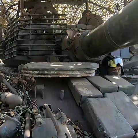 Russischer T-72-Panzer mit Reaktivpanzerung und Drohnenkäfigen 