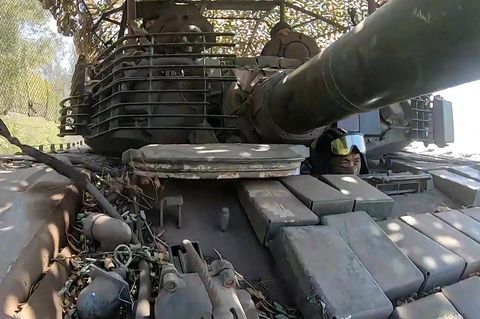 Russischer T-72-Panzer mit Reaktivpanzerung und Drohnenkäfigen 