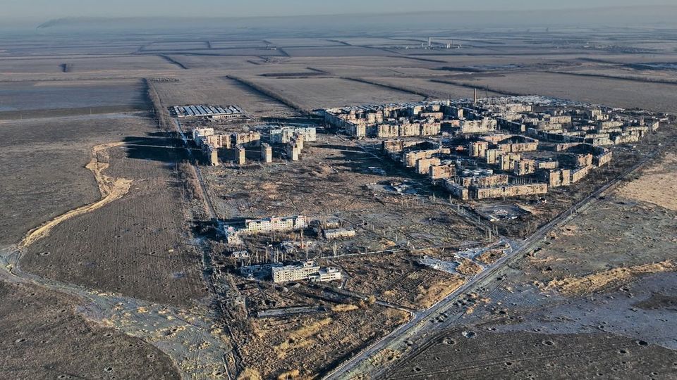 Die Überreste von Wuhledar - rund um die Stadt liegen offenes Land und die typischen Baumreihen