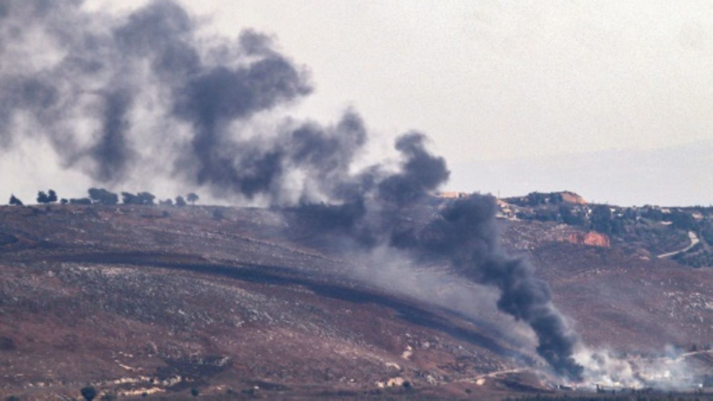 Nach einem israelischem Luftangriff im Südlibanon steigt Rauch auf