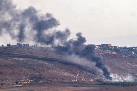 Nach einem israelischem Luftangriff im Südlibanon steigt Rauch auf