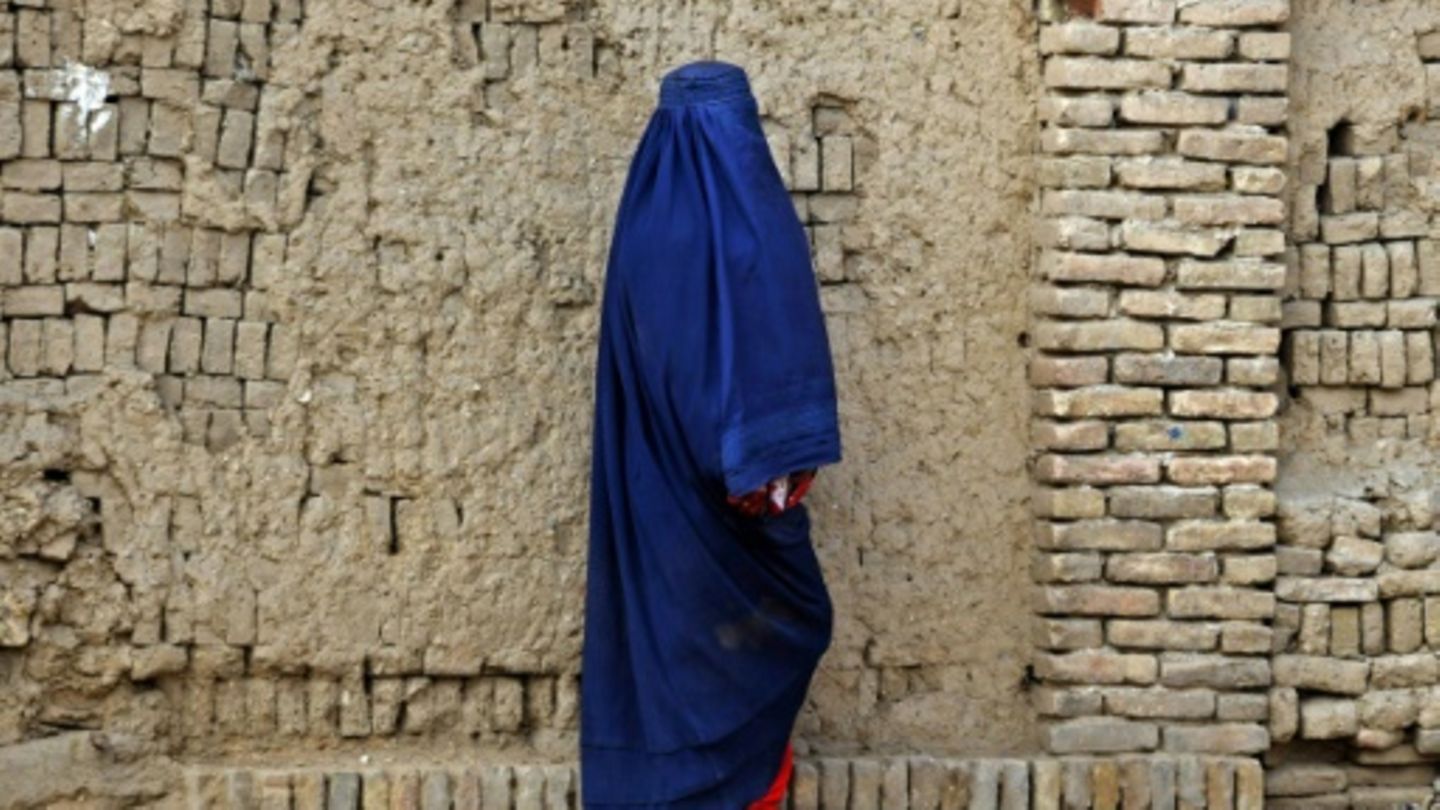 Vollverschleierte Frau in Afghanistan