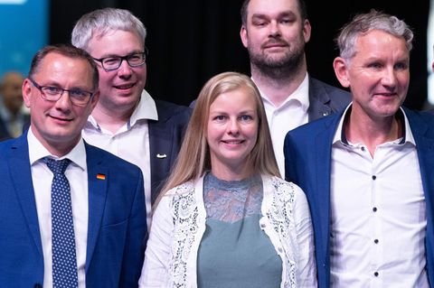 Auf dem Bundesparteitag in Riesa 2022 war Wiebke Muhsal (Mitte) längst wieder rehabiltiert innerhalb des AfD. Links AfD-Bundeschef Tino Chrupall, rechts der Thüringer Landesvorsitzende Björn Höcke. 
