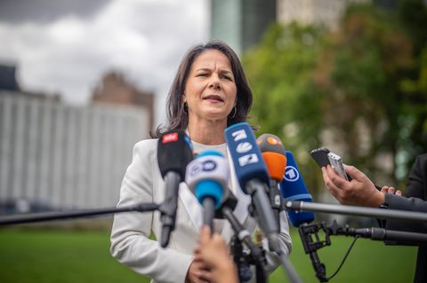 Annalena Baerbock spricht auf dem Gelände der Vereinten Nationen in Mikrofone