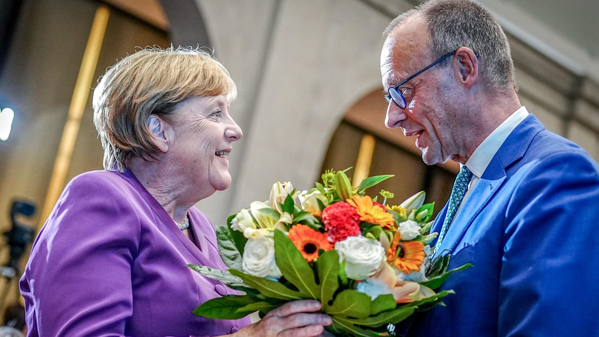 Einst Widersacher, jetzt Blumenkinder: Friedrich Merz gratuliert Angela Merkel nachträglich zum 70. Geburtstag
