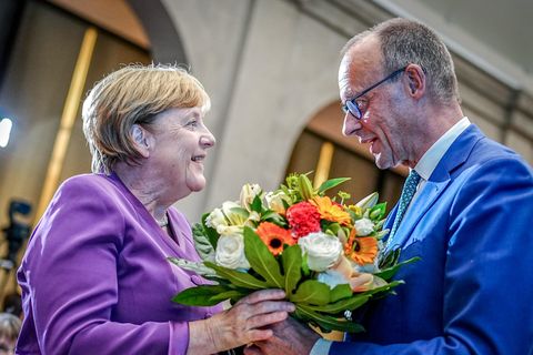 Einst Widersacher, jetzt Blumenkinder: Friedrich Merz gratuliert Angela Merkel nachträglich zum 70. Geburtstag