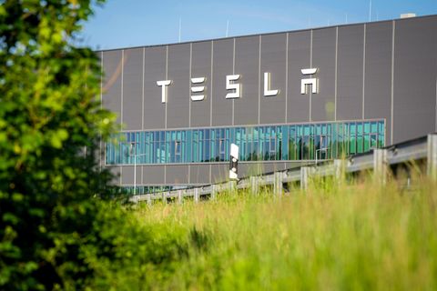 Der Schriftzug von Tesla hängt an einer Fabrik in Grünheide (Brandenburg)
