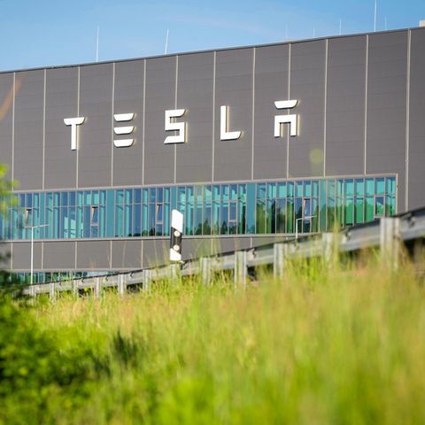 Der Schriftzug von Tesla hängt an einer Fabrik in Grünheide (Brandenburg)