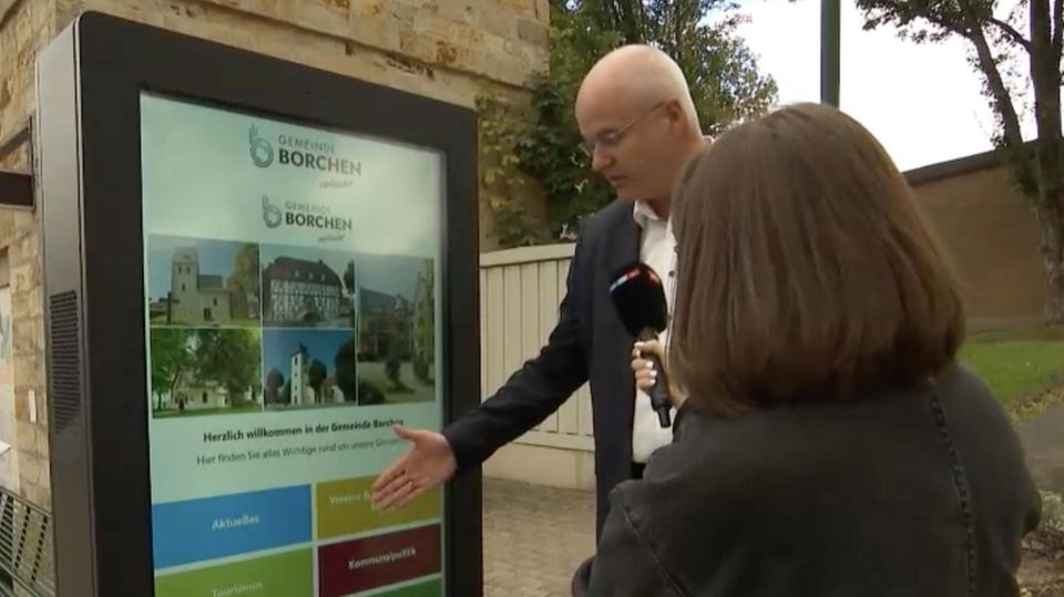 In Etteln fährt nicht einmal ein Bus – durch eine App werden Menschen aber je nach Bedarf zeitnah befördert. Was hier sonst noch über Bildschirme geregelt wird, sehen Sie im Video.