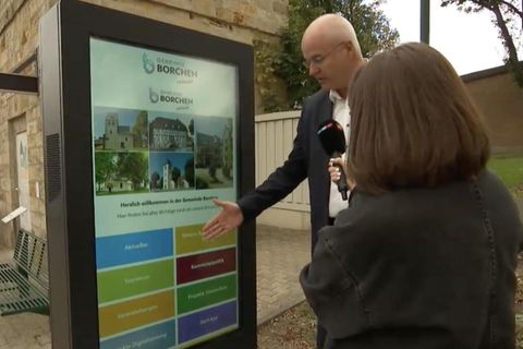 In Etteln fährt nicht einmal ein Bus – durch eine App werden Menschen aber je nach Bedarf zeitnah befördert. Was hier sonst noch über Bildschirme geregelt wird, sehen Sie im Video.