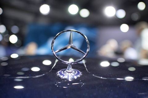 Im Rahmen der Ukraine-Sanktionen haben die EU und Großbritannien den Verkauf von Luxusautos nach Russland verboten. Dennoch kommen die Autos über Umwege bei russischen Käufern an.