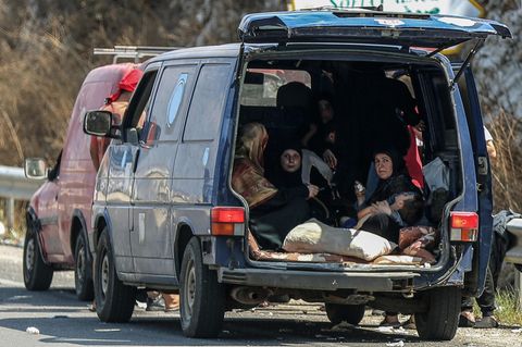 Zwischen Sidon und Beirut: Aus dem Süden geflohene libanesische Frauen und Kinder sitzen in einem Lieferwagen
