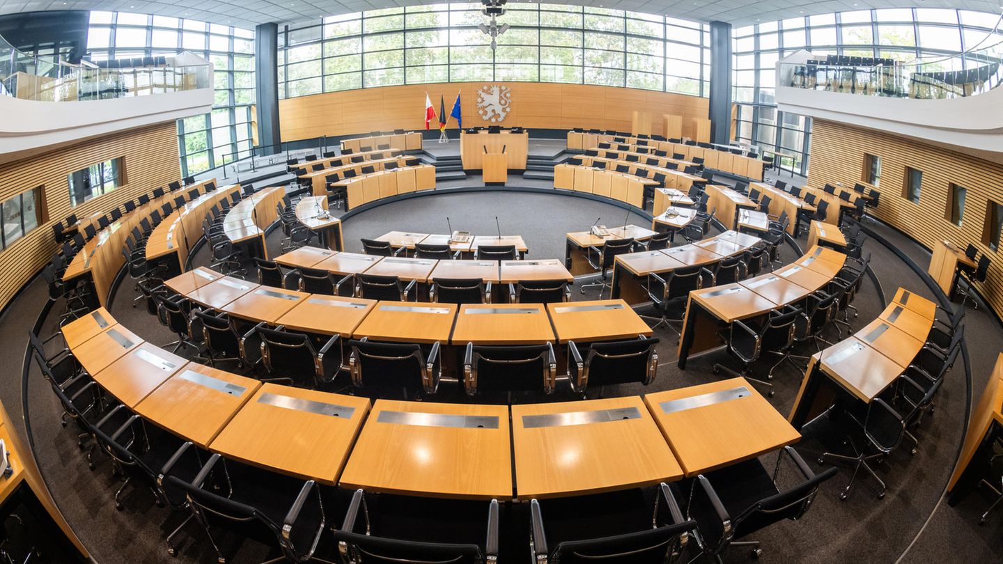 Thüringen: AfD-Alterspräsident Treutler eröffnet Sitzung in Erfurt – und will Anordnung des Verfassungsgerichts befolgen