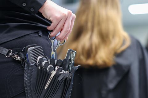 Wer kennt es nicht: Da hat der Friseur gleich zu viele Zentimeter Haar abgeschnitten. Welcher Grund dahintersteckt und welche Rechte ihr in diesem Fall habt, seht ihr im Video.