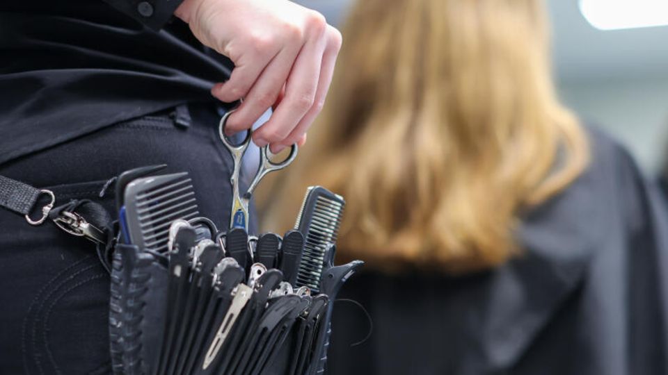 Wer kennt es nicht: Da hat der Friseur gleich zu viele Zentimeter Haar abgeschnitten. Welcher Grund dahintersteckt und welche Rechte ihr in diesem Fall habt, seht ihr im Video.