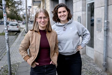 Ehemals Grüne Jugend: Katharina Stolla und Svenja Appuhn auf eine Straße fotografiert