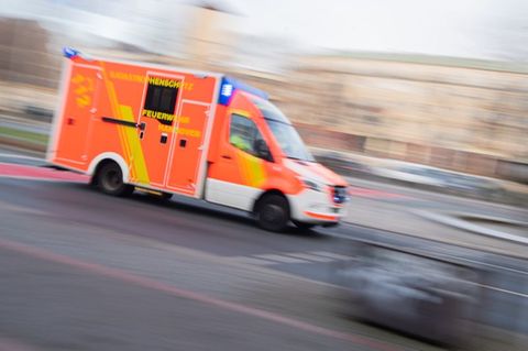 Rettungssanitäter versorgten in der Nacht zum Donnerstag neun Menschen in Bremen, die eine Rauchgasvergiftung erlitten