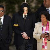 Michael Jackson: Vorwürfe niemals bewiesen  "We Are The World, We Are The Children …" – es ist kaum möglich, den von Michael Jackson geschriebenen Hit zu hören, ohne an den pädophilen Missbrauch zu denken, zu dem es in den 90er-Jahren auf Jacksons "Neverland"-Ranch gekommen sein soll. Doch alle Prozesse, die später gegen den "King of Pop" eröffnet wurden, endeten mit außergerichtlichen Einigungen oder Freisprüchen. Belastungszeugen weigerten sich, vor Gericht zu erscheinen, andere verwickelten sich in widersprüchliche Aussagen. So hatte zum Beispiel Wade Robson in der Dokumentation "Leaving Neverland" behauptet, regelmäßig von Michael Jackson belästigt worden zu sein – zuvor hatte er jedoch unter Eid ausgesagt, er habe sich ihm niemals unangemessen genähert. So bizarr Michael Jacksons Nähe zu Kindern war – Pädophilie ist ihm bis heute nicht nachgewiesen