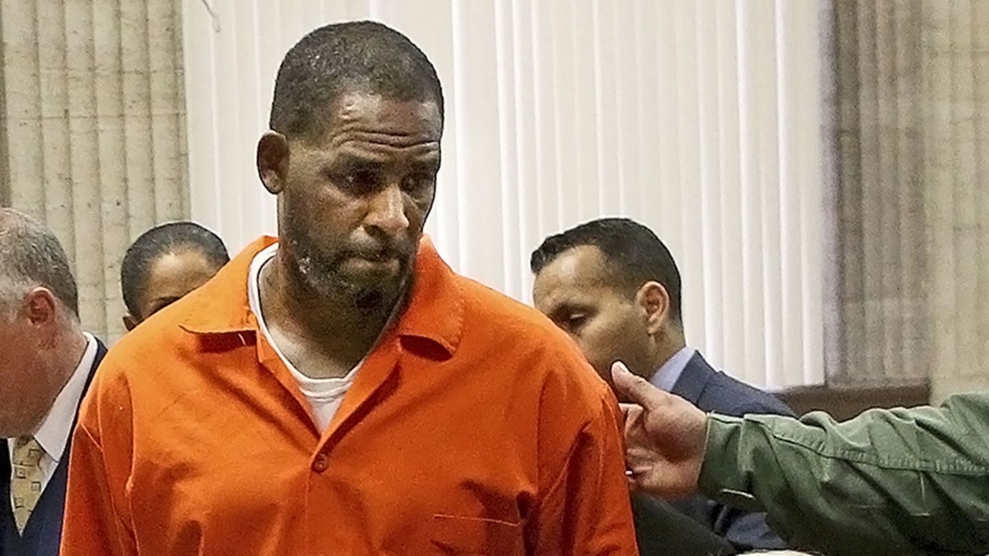 R. Kelly: Im gleichen Gefängnis wie P. Diddy  Die beiden Superstars können in ihren Leben mehr Parallelen vorweisen, als ihnen inzwischen selbst lieb ist: Denn nicht nur, dass R. Kelly und P. Diddy 1999 gemeinsam den Hit "Satisfy You" rappten – Diddy sitzt derzeit in Brooklyn im selben Gefängnis in U-Haft wie Kelly während seines Strafprozesses. Den heute 57-Jährigen umgaben bereits während der 90er-Jahre immer wieder Gerüchte, er habe Sex mit Minderjährigen. Tatsächlich war Kelly damals mit der erst 15-jährigen Aaliyah verheiratet. Nach einem Prozess wegen Herstellung von Kinderpornografie, der mit einem Freispruch endete, erschien vor fünf Jahren die Dokumentation "Surviving R. Kelly". Darin erhoben diverse Frauen wieder schwere Vorwürfe, Kelly wurde festgenommen und 2022 unter anderem wegen sexueller Ausbeutung und Erpressung verurteilt – zu 30 Jahren Haft. "And I Can Promise Anything That I Do Is Just To Satisfy You", sangen er und Diddy, "und ich kann dir versprechen, alles, was ich tue, ist dich zu befriedigen." Wir können es nicht mehr hören.