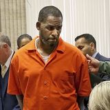 R. Kelly: Im gleichen Gefängnis wie P. Diddy  Die beiden Superstars können in ihren Leben mehr Parallelen vorweisen, als ihnen inzwischen selbst lieb ist: Denn nicht nur, dass R. Kelly und P. Diddy 1999 gemeinsam den Hit "Satisfy You" rappten – Diddy sitzt derzeit in Brooklyn im selben Gefängnis in U-Haft wie Kelly während seines Strafprozesses. Den heute 57-Jährigen umgaben bereits während der 90er-Jahre immer wieder Gerüchte, er habe Sex mit Minderjährigen. Tatsächlich war Kelly damals mit der erst 15-jährigen Aaliyah verheiratet. Nach einem Prozess wegen Herstellung von Kinderpornografie, der mit einem Freispruch endete, erschien vor fünf Jahren die Dokumentation "Surviving R. Kelly". Darin erhoben diverse Frauen wieder schwere Vorwürfe, Kelly wurde festgenommen und 2022 unter anderem wegen sexueller Ausbeutung und Erpressung verurteilt – zu 30 Jahren Haft. "And I Can Promise Anything That I Do Is Just To Satisfy You", sangen er und Diddy, "und ich kann dir versprechen, alles, was ich tue, ist dich zu befriedigen." Wir können es nicht mehr hören.