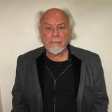 Gary Glitter: eingeholt von der Vergangenheit  Mit "Rock’n’Roll (Part 1)" schuf er eine der Hymnen der 70er-Jahre und sein Nachname war Programm: Glitzer-Kostüme, Plateau-Boots und Pomp-Frisur. 1997 aber war der Lack ab: Glitter – bürgerlich Paul Francis Gadd – brachte seinen Laptop zur Reparatur, der Techniker fand darauf allerdings Kinderpornografie. Glitter setzte sich nach einer kurzen Gefängnisstrafe nach Spanien, Kuba und schließlich Vietnam ab – wo er wegen Sex mit Minderjährigen in den Knast wanderte. Nach seiner Freilassung wurde er in seine britische Heimat abgeschoben. 2015 schlug die Justiz dort ein letztes Mal zu: Wegen weiterer Vergehen steckte man ihn für 16 Jahre ins Gefängnis, wo der inzwischen 80-Jährige heute noch sitzt. Wie hieß noch einmal Glitters größtes Album? "Touch Me" – bitte nicht. 