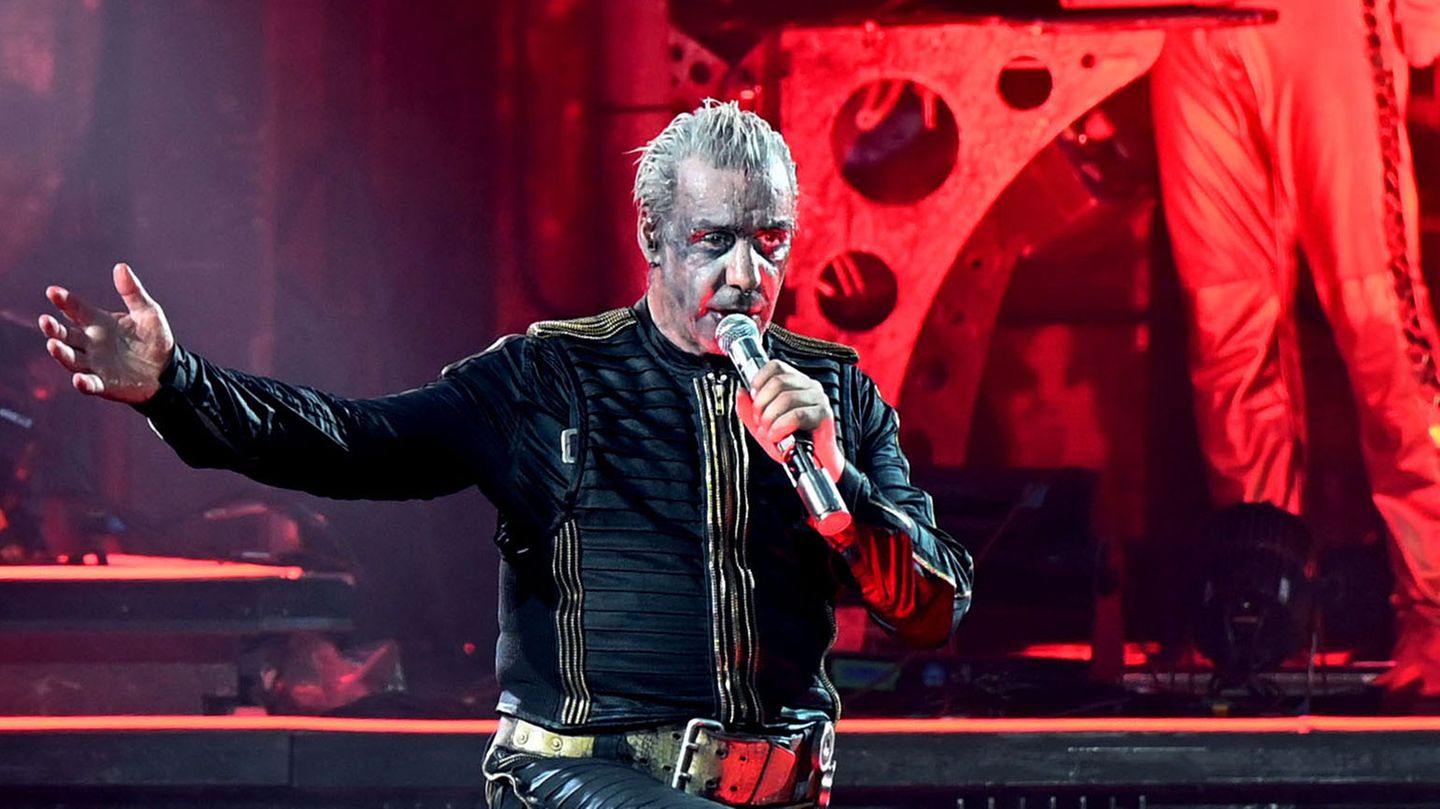 Rammstein: Flirt mit dem Abgrund  "Bück Dich". "Dicke Titten". "Pussy". "Rein raus". Sänger Till Lindemann gibt in seinen Texten und mit der Peniskanone auf der Bühne gern das Sex-Monster. Vergangenes Jahr wurden Vorwürfe junger Frauen laut, er habe sie mit Drogen für Sex gefügig gemacht. Einerseits distanzierte sich die Band von ihrem Sänger, er würde quasi ein Eigenleben führen, das mit ihren "Wertvorstellungen" nicht identisch sei. Andererseits seien die Vorwürfe der meist anonymen Frauen "haltlos und maßlos überzogen". Wie auch immer: Das Ermittlungsverfahren gegen Lindemann musste mangels Beweisen eingestellt werden. Und die "Süddeutsche Zeitung" darf nach einer richterlichen Verfügung nicht mehr den Eindruck erwecken, dass Lindemann keinen einvernehmlichen Sex gehabt habe.
