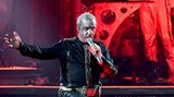 Rammstein: Flirt mit dem Abgrund  "Bück Dich". "Dicke Titten". "Pussy". "Rein raus". Sänger Till Lindemann gibt in seinen Texten und mit der Peniskanone auf der Bühne gern das Sex-Monster. Vergangenes Jahr wurden Vorwürfe junger Frauen laut, er habe sie mit Drogen für Sex gefügig gemacht. Einerseits distanzierte sich die Band von ihrem Sänger, er würde quasi ein Eigenleben führen, das mit ihren "Wertvorstellungen" nicht identisch sei. Andererseits seien die Vorwürfe der meist anonymen Frauen "haltlos und maßlos überzogen". Wie auch immer: Das Ermittlungsverfahren gegen Lindemann musste mangels Beweisen eingestellt werden. Und die "Süddeutsche Zeitung" darf nach einer richterlichen Verfügung nicht mehr den Eindruck erwecken, dass Lindemann keinen einvernehmlichen Sex gehabt habe.