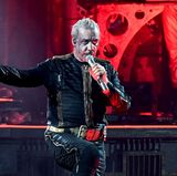 Rammstein: Flirt mit dem Abgrund  "Bück Dich". "Dicke Titten". "Pussy". "Rein raus". Sänger Till Lindemann gibt in seinen Texten und mit der Peniskanone auf der Bühne gern das Sex-Monster. Vergangenes Jahr wurden Vorwürfe junger Frauen laut, er habe sie mit Drogen für Sex gefügig gemacht. Einerseits distanzierte sich die Band von ihrem Sänger, er würde quasi ein Eigenleben führen, das mit ihren "Wertvorstellungen" nicht identisch sei. Andererseits seien die Vorwürfe der meist anonymen Frauen "haltlos und maßlos überzogen". Wie auch immer: Das Ermittlungsverfahren gegen Lindemann musste mangels Beweisen eingestellt werden. Und die "Süddeutsche Zeitung" darf nach einer richterlichen Verfügung nicht mehr den Eindruck erwecken, dass Lindemann keinen einvernehmlichen Sex gehabt habe.