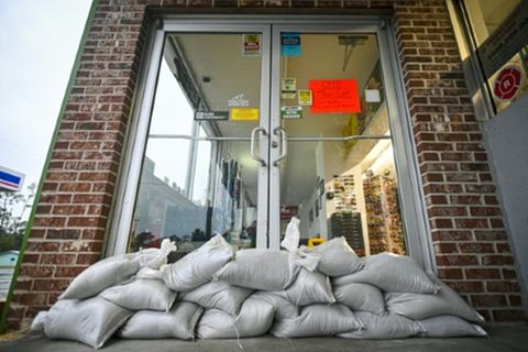 Sandsäcke vor einem Geschäft in Steinhatchee in Florida