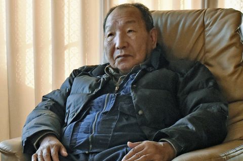 Iwao Hakamada sitzt zuhause in seinem Ledersessel und wirkt abgespannt – Bild von 2020