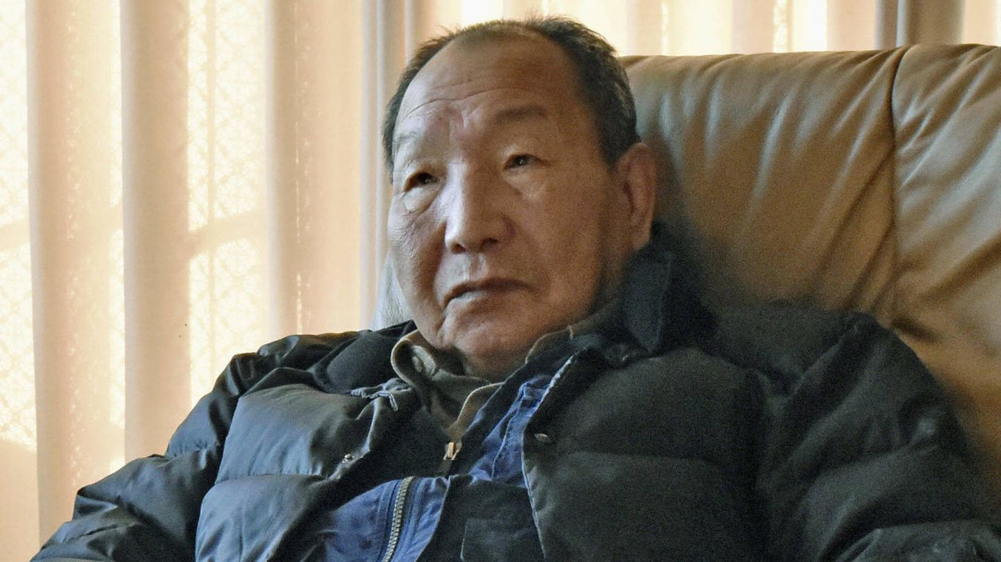 Iwao Hakamada sitzt zuhause in seinem Ledersessel und wirkt abgespannt – Bild von 2020