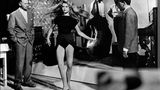 Das wilde Mädchen: Das eingefrorene Foto wird dem Auftritt der Bardot nicht gerecht. Sie tanzt wie in Trance. Barfuß, das Haar ist wild und offen. Von ihrer Haut perlt der Schweiß. Das Gegenteil vom künstlichen Göttinnen-Look der damaligen Hollywoodstars