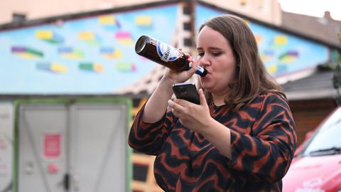 Ricarda Lang mit Bier Flasche