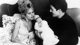 Keine Muttergefühle: Bardot im Janaur 1960 mit ihrem damaligen Mann Jacques Charrier und ihrem Baby Nicolas-Jacques. Sie sagte einmal, sie habe keinen Mutterinstinkt und ihr Sohn lebe hauptsächlich bei seinem Vater