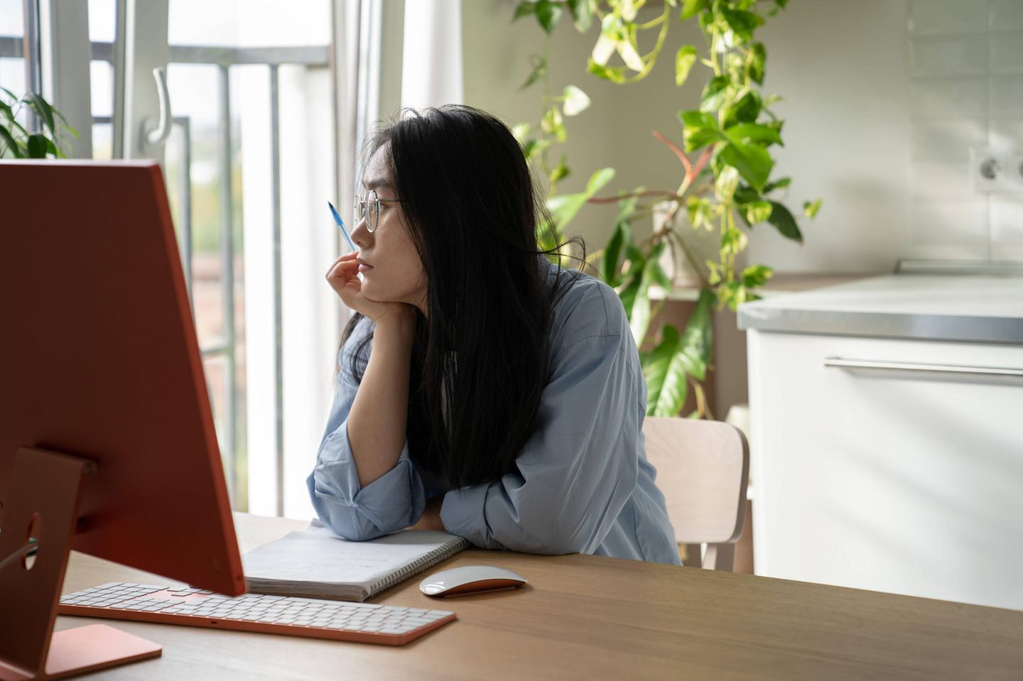 Jonge vrouwen zitten gelukkig in het thuiskantoor