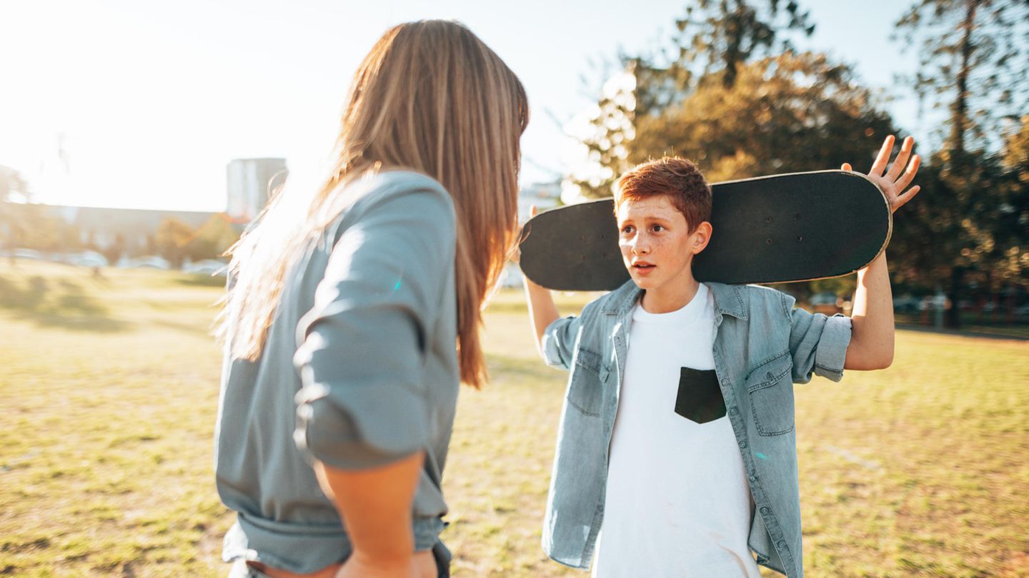 Eine Mutter im Streit mit ihrem Teenager Jungen Eine Mutter im Streit mit ihrem Teenager Jungen