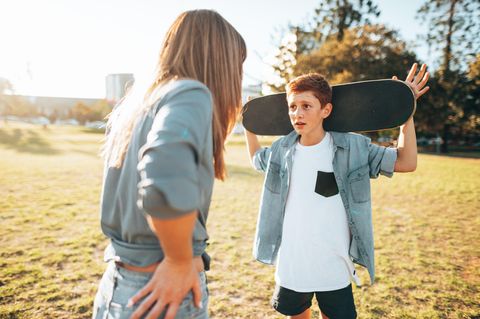 Eine Mutter im Streit mit ihrem Teenager Jungen